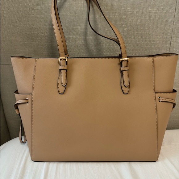 Michael Kors Gilly Large Travel Tote - Picture 2 of 5